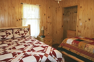 Second bedroom with two beds in Star Falls Resort Cabin